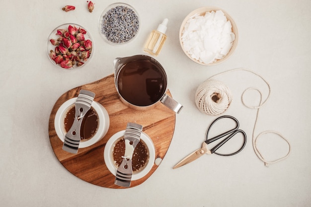 Zestaw do haftu obok filiżanki herbaty