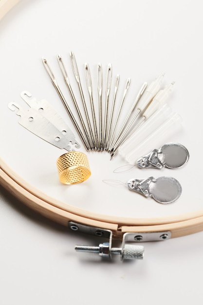 Zestaw do haftu: nici, igły, tamborek